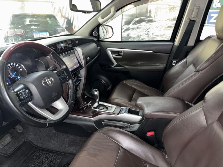 Toyota Hilux SW4 SRX 4x4 2.8 TDI 16V Dies. Aut.