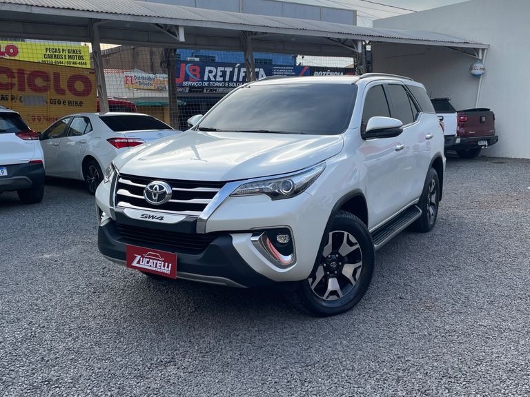 Toyota Hilux SW4 SRX Diamo. 4x4 2.8 TB Die Aut.