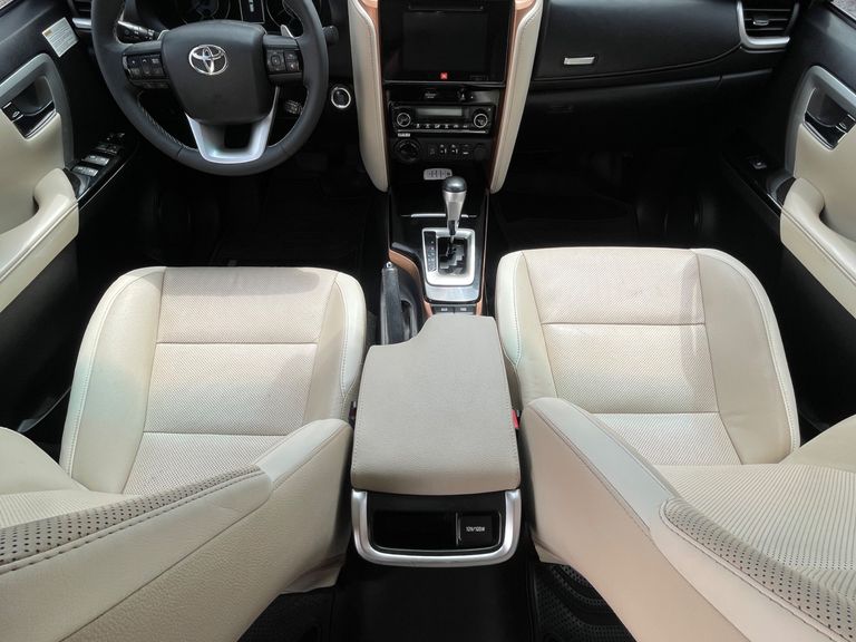 Toyota Hilux SW4 SRX Diamo. 4x4 2.8 TB Die Aut.