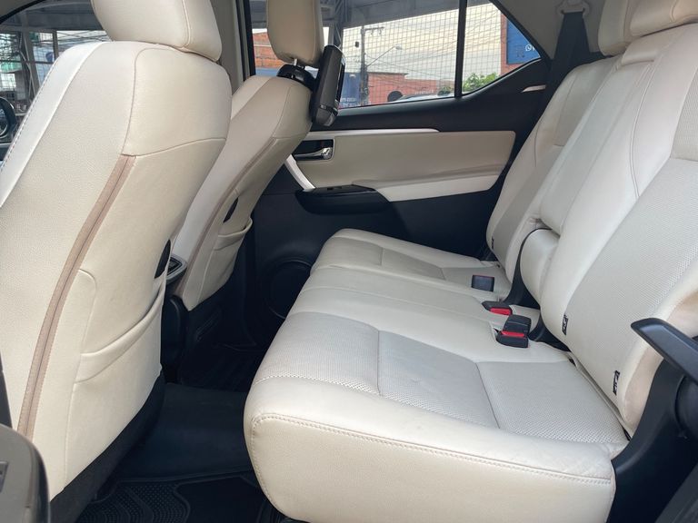 Toyota Hilux SW4 SRX Diamo. 4x4 2.8 TB Die Aut.