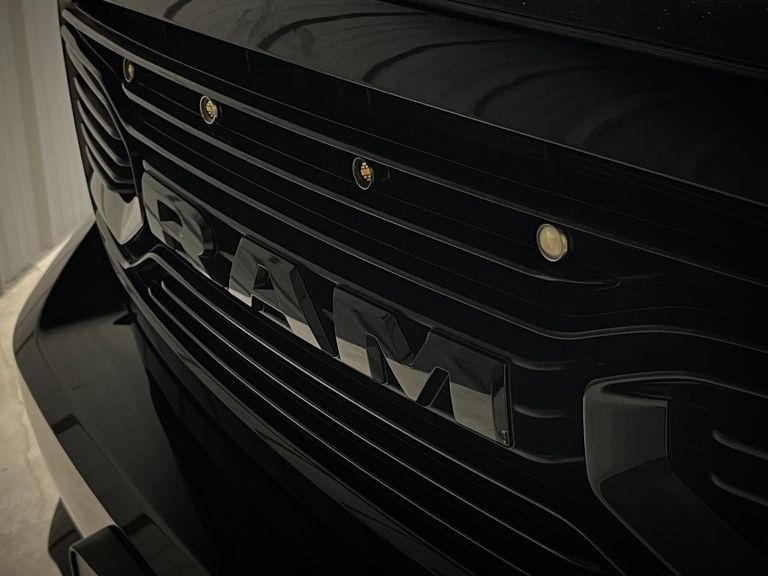 RAM CLASSIC LARAMIE NIGHT ED. 5.7 4X4 Aut.