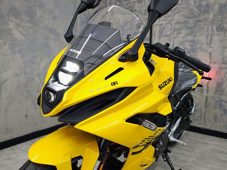SUZUKI GSX-8R