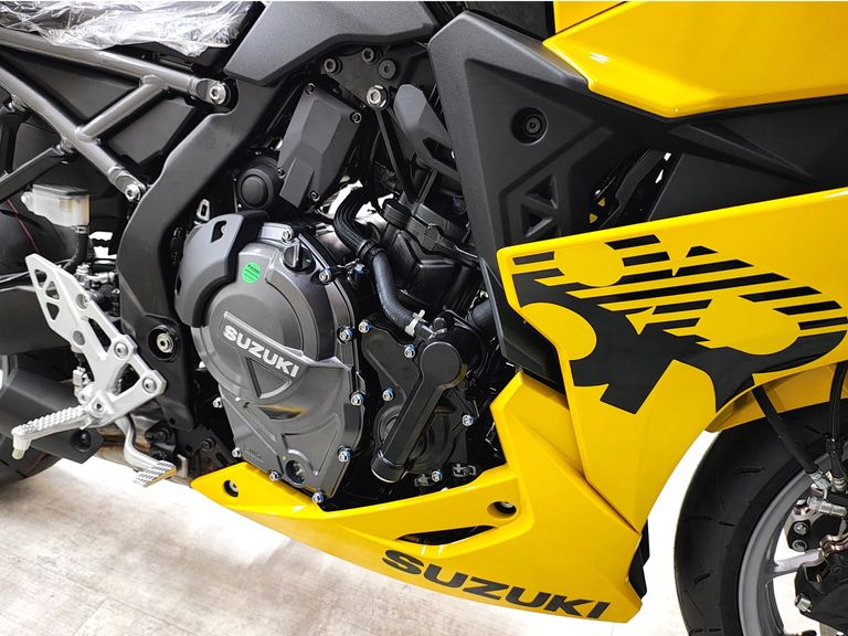 SUZUKI GSX-8R