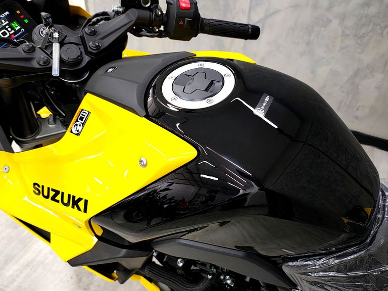 SUZUKI GSX-8R