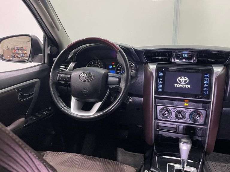 Toyota Hilux SW4 SR 4x2 2.7/ 2.7 Flex 16V Aut.