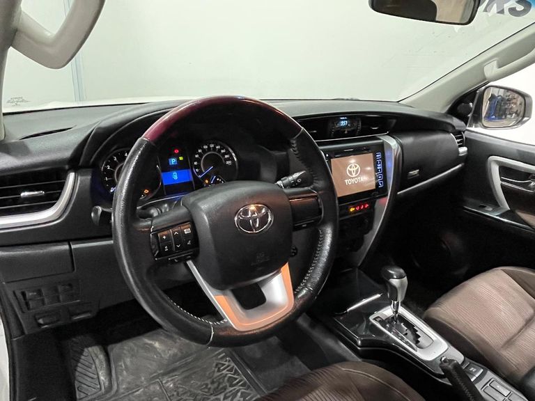 Toyota Hilux SW4 SR 4x2 2.7/ 2.7 Flex 16V Aut.