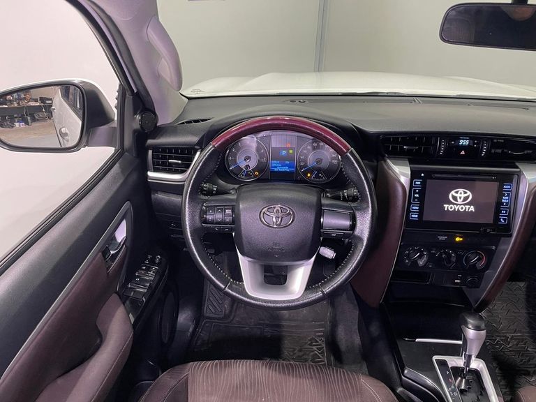 Toyota Hilux SW4 SR 4x2 2.7/ 2.7 Flex 16V Aut.