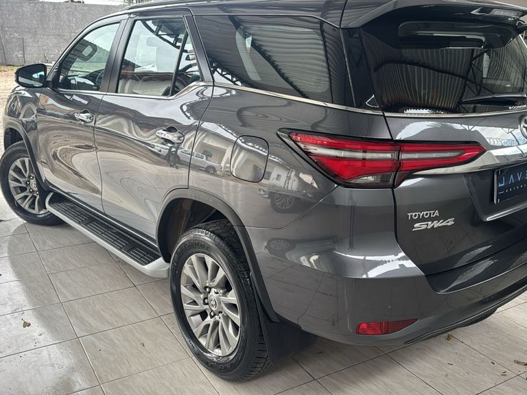 Toyota Hilux SW4 SRX 4x4 2.8 TDI 16V Dies. Aut.