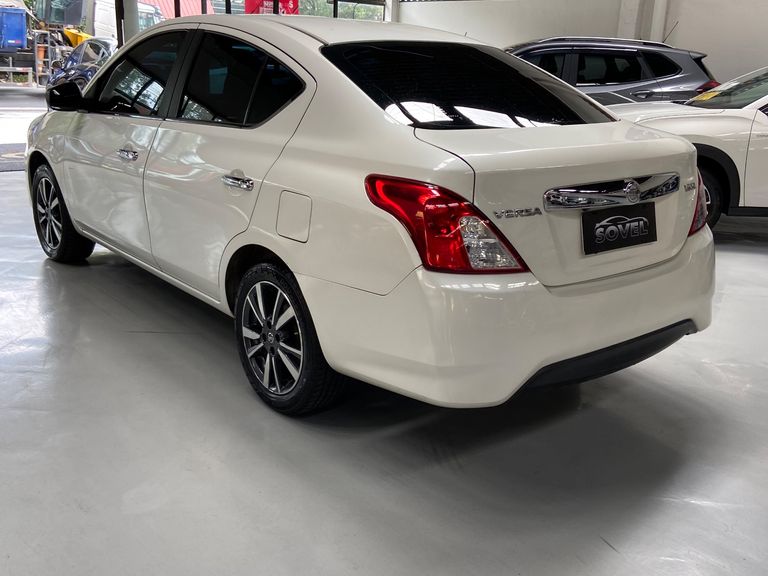 Nissan VERSA SL 1.6 16V FlexStart 4p Mec.