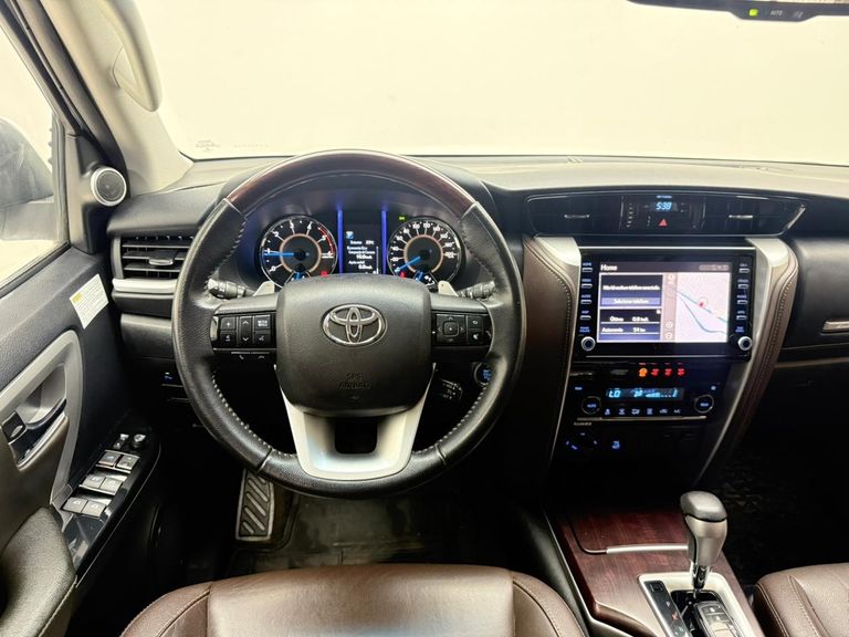 Toyota Hilux SW4 SRX 4x4 2.8 TDI 16V Dies. Aut.