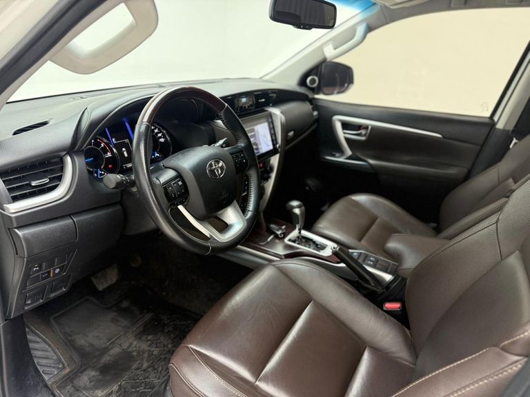 Toyota Hilux SW4 SRX 4x4 2.8 TDI 16V Dies. Aut.