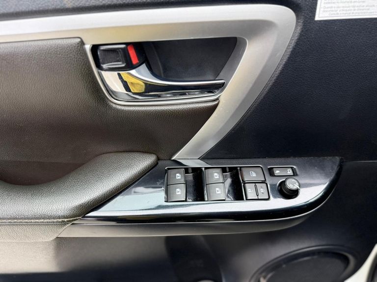 Toyota Hilux SW4 SRX 4x4 2.8 TDI 16V Dies. Aut.