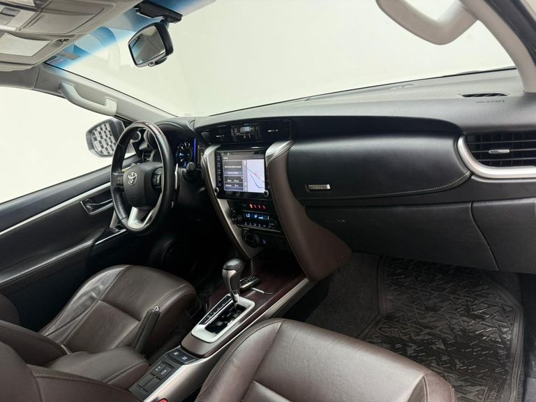 Toyota Hilux SW4 SRX 4x4 2.8 TDI 16V Dies. Aut.