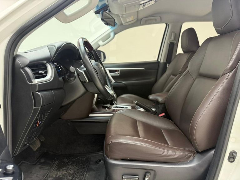 Toyota Hilux SW4 SRX 4x4 2.8 TDI 16V Dies. Aut.