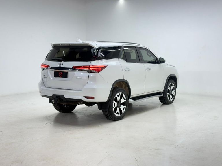 Toyota Hilux SW4 SRX 4x4 2.8 TDI 16V Dies. Aut.