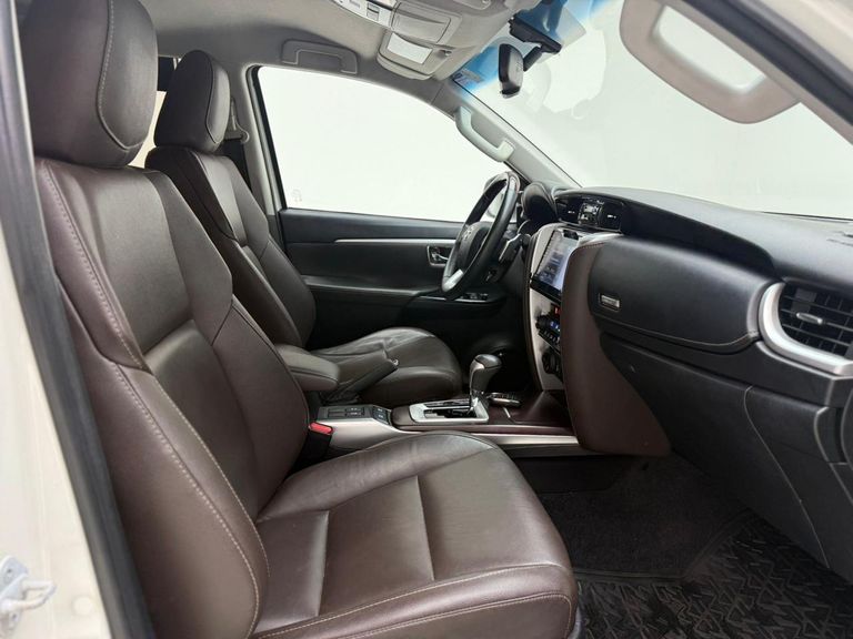 Toyota Hilux SW4 SRX 4x4 2.8 TDI 16V Dies. Aut.