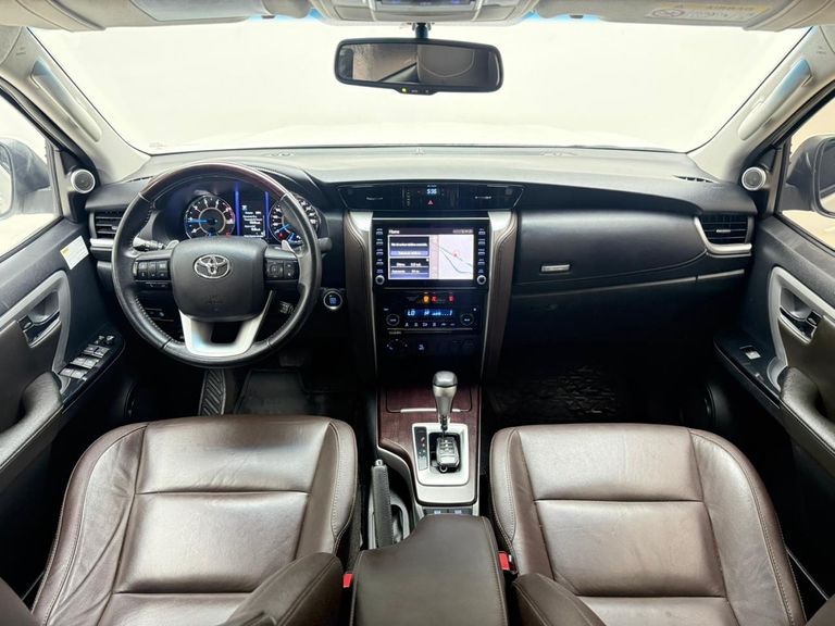 Toyota Hilux SW4 SRX 4x4 2.8 TDI 16V Dies. Aut.