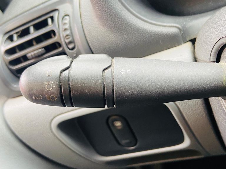 Renault Clio Hi-Flex 1.0 16V 3p