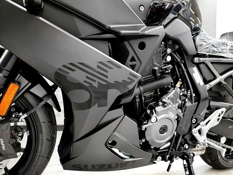 SUZUKI GSX-8R