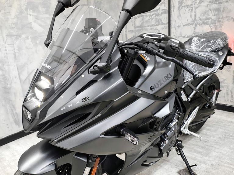 SUZUKI GSX-8R
