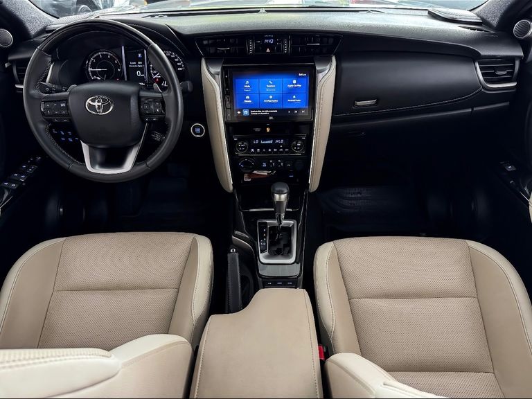 Toyota Hilux SW4 Diamond 2.8 TB 4x4 Die. Aut.