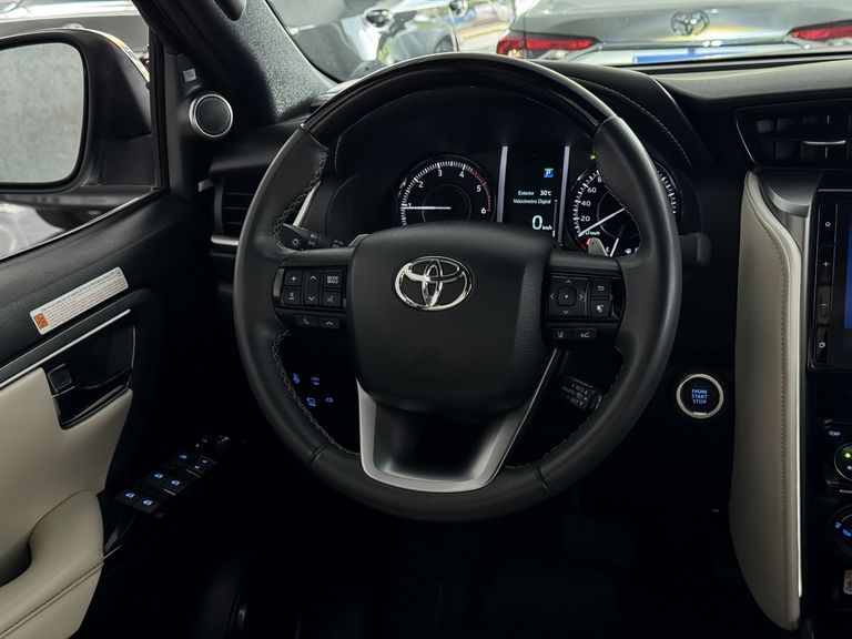 Toyota Hilux SW4 Diamond 2.8 TB 4x4 Die. Aut.