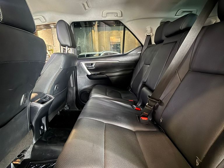 Toyota Hilux SW4 SRX 4x4 2.8 TDI 16V Dies. Aut.