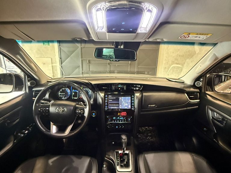 Toyota Hilux SW4 SRX 4x4 2.8 TDI 16V Dies. Aut.