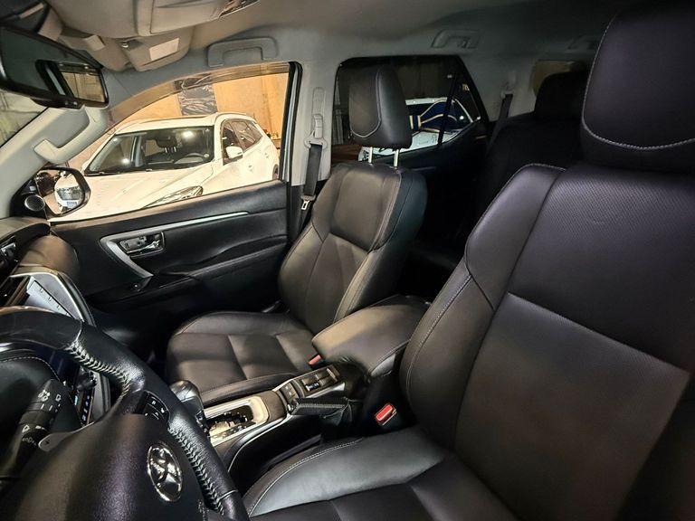 Toyota Hilux SW4 SRX 4x4 2.8 TDI 16V Dies. Aut.