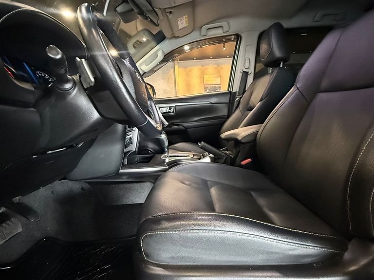 Toyota Hilux SW4 SRX 4x4 2.8 TDI 16V Dies. Aut.