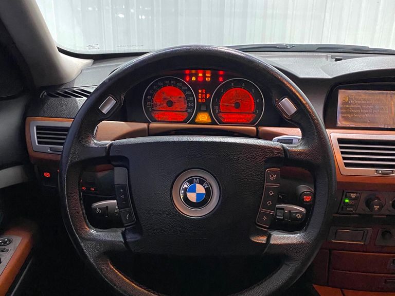 BMW 745iA 4.4 V8 32V 333cv