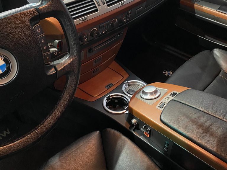 BMW 745iA 4.4 V8 32V 333cv