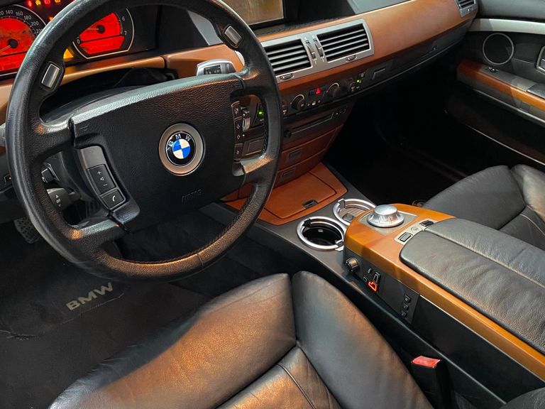 BMW 745iA 4.4 V8 32V 333cv