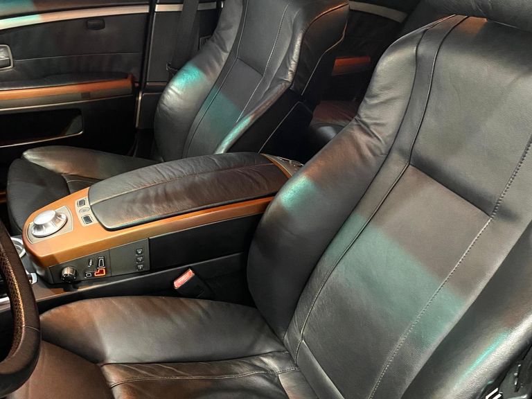 BMW 745iA 4.4 V8 32V 333cv