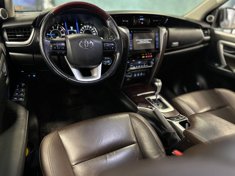 Toyota Hilux SW4 SRX 4x4 2.8 TDI 16V Dies. Aut.