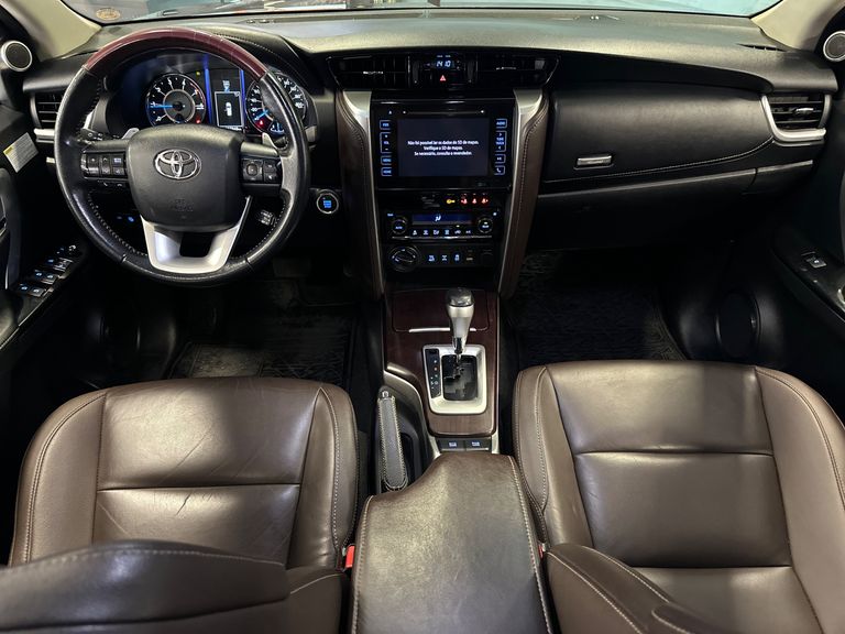 Toyota Hilux SW4 SRX 4x4 2.8 TDI 16V Dies. Aut.