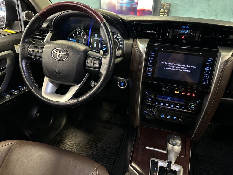 Toyota Hilux SW4 SRX 4x4 2.8 TDI 16V Dies. Aut.