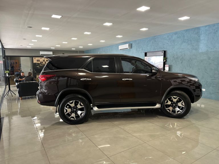 Toyota Hilux SW4 SRX 4x4 2.8 TDI 16V Dies. Aut.