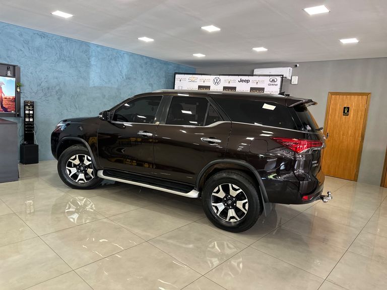 Toyota Hilux SW4 SRX 4x4 2.8 TDI 16V Dies. Aut.