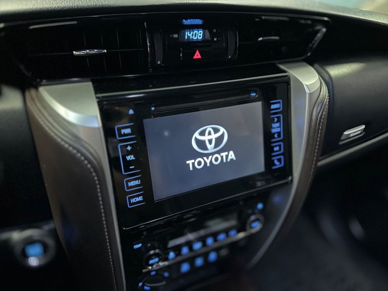 Toyota Hilux SW4 SRX 4x4 2.8 TDI 16V Dies. Aut.