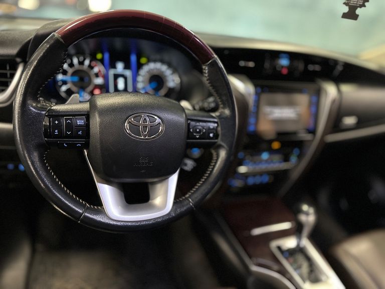 Toyota Hilux SW4 SRX 4x4 2.8 TDI 16V Dies. Aut.