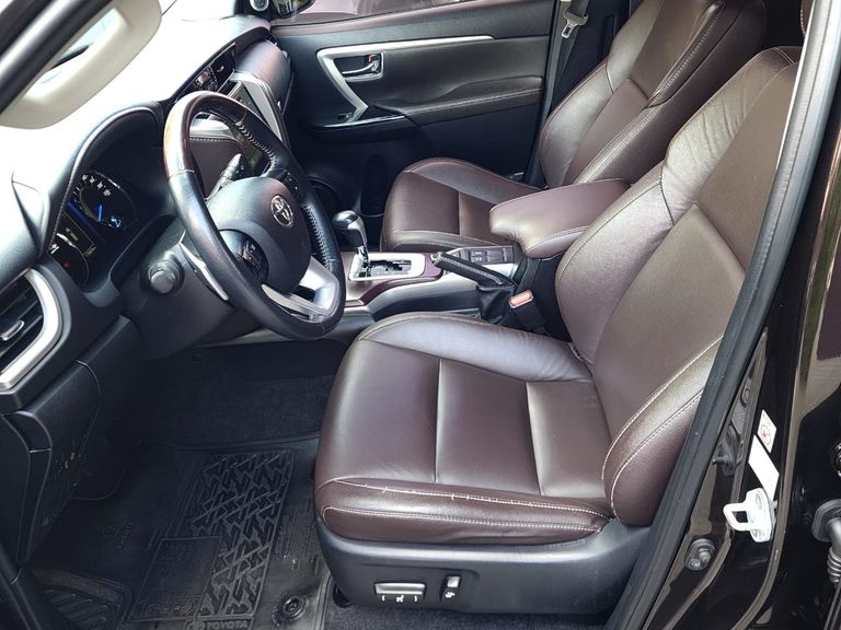 Toyota Hilux SW4 SRX 4x4 2.8 TDI 16V Dies. Aut.