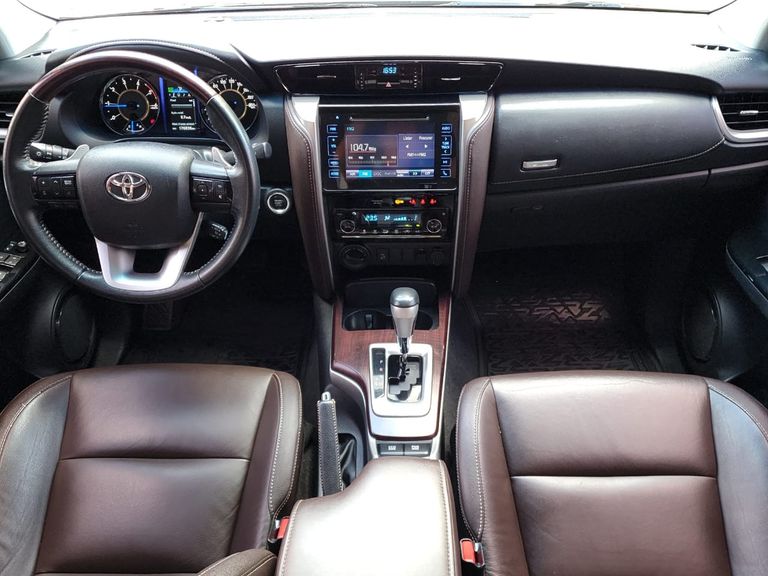 Toyota Hilux SW4 SRX 4x4 2.8 TDI 16V Dies. Aut.