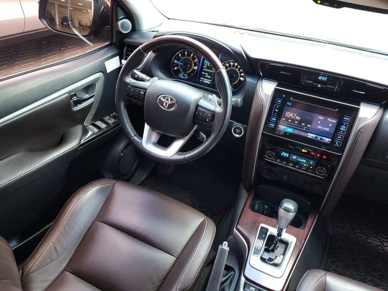 Toyota Hilux SW4 SRX 4x4 2.8 TDI 16V Dies. Aut.