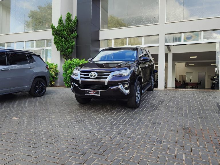 Toyota Hilux SW4 SRX 4x4 2.8 TDI 16V Dies. Aut.