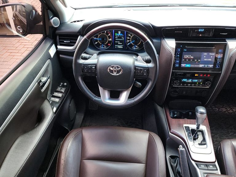 Toyota Hilux SW4 SRX 4x4 2.8 TDI 16V Dies. Aut.