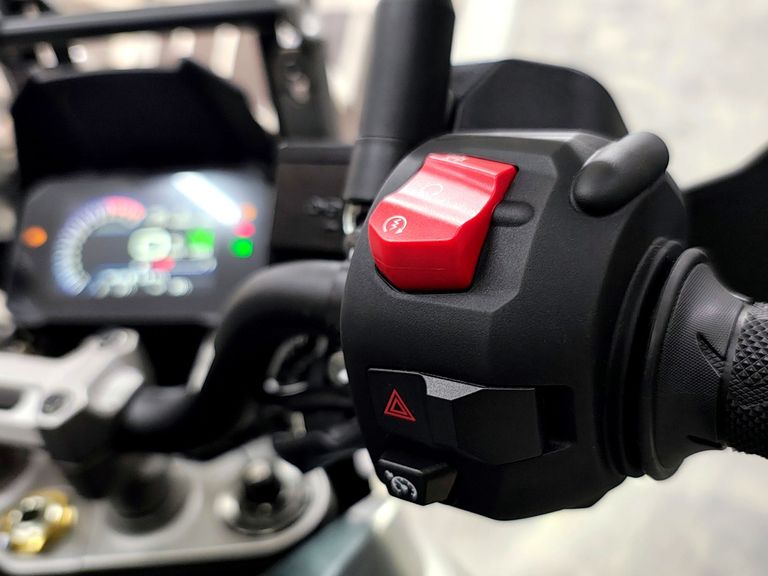 SUZUKI DL 1050 V-STROM 