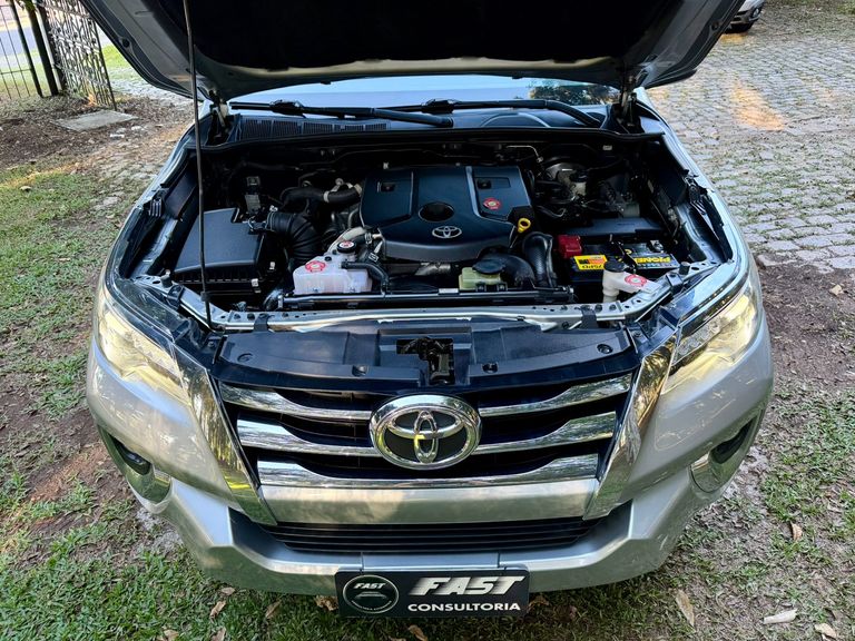 Toyota Hilux SW4 SRX 4x4 2.8 TDI 16V Dies. Aut.
