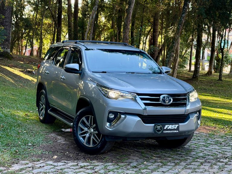 Toyota Hilux SW4 SRX 4x4 2.8 TDI 16V Dies. Aut.