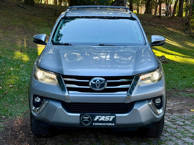 Toyota Hilux SW4 SRX 4x4 2.8 TDI 16V Dies. Aut.